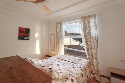 a bedroom with a bed and a large window at Espacio vivo Pisaverde in Tacoronte