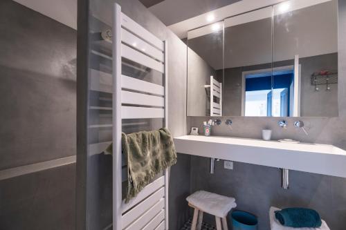 a bathroom with a sink and a mirror at Villa Baliba in Hyères
