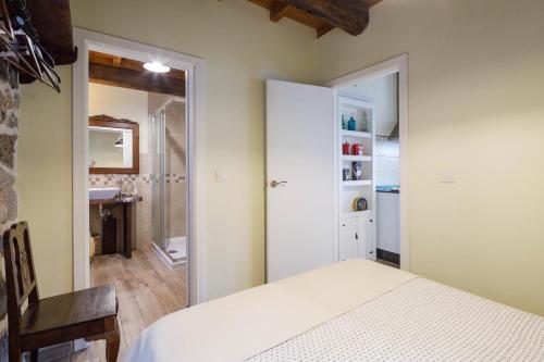 a bedroom with a bed and a bathroom at C Vilamide in Parada de Achas