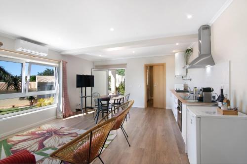 a kitchen and living room with a table and chairs at Casa no Campo com vista mar in Loulé