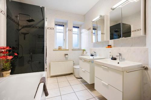 a bathroom with a sink and a shower and a toilet at Ferienwohnung Flür in Weiler-Simmerberg