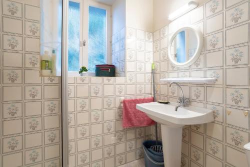 a bathroom with a sink and a mirror at Gite Terre Mer Des Sables Blancs in Plobannalec-Lesconil