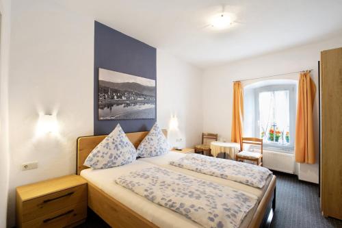 a hotel room with two beds and a window at Pension Mosellablick in Briedern