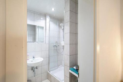 a bathroom with a shower and a sink at Pension Mosellablick in Briedern