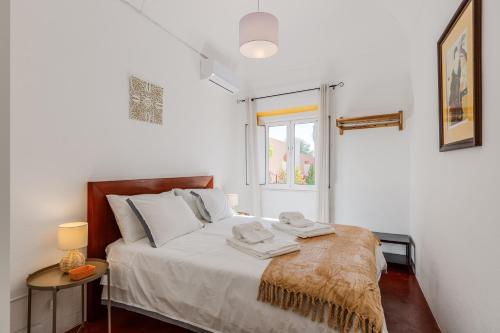 a bedroom with a bed with two towels on it at Sossego Alentejano in Reguengos de Monsaraz