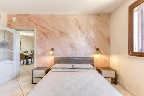 a bedroom with a large bed in a room at Villa Marilor in Salve