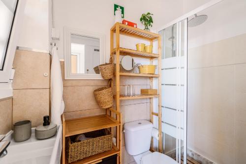 a bathroom with a toilet and a sink and a tub at Sossego Alentejano in Reguengos de Monsaraz