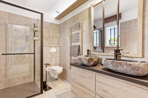 a bathroom with two sinks and a toilet at Villa à 200m de la plage in Sainte-Maxime