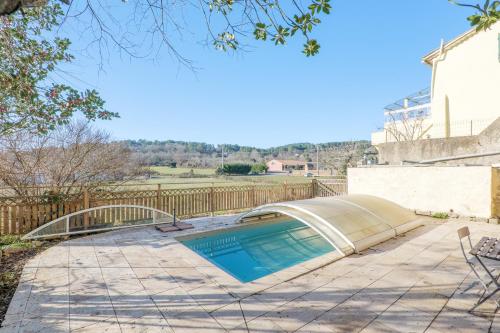 una piscina con rampa accanto a una recinzione di Mas Des Genêts a Laurac-en-Vivarais