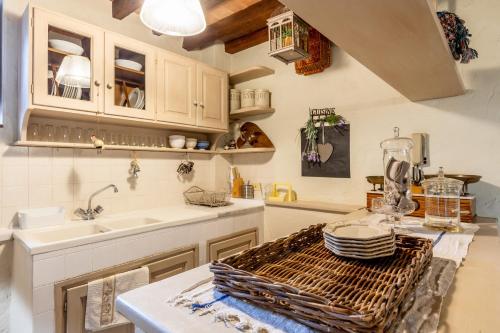 a kitchen with a counter with a basket of dishes at Greg's House in Santa Lucia