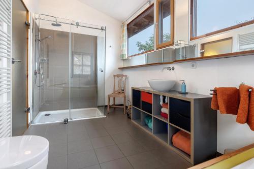 a bathroom with a sink and a shower at Atelierwohnung Hof Kranichmoor in Horst