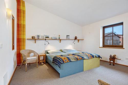 a bedroom with a bed and a window at Atelierwohnung Hof Kranichmoor in Horst