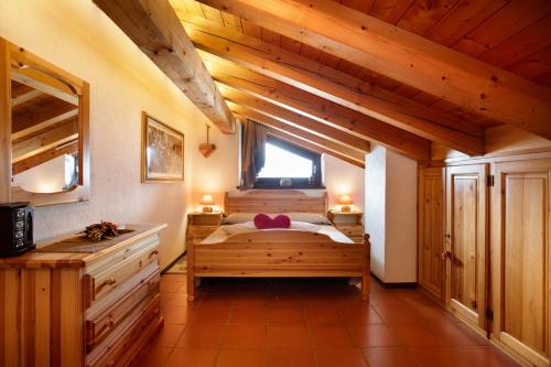 a bedroom with a bed and a window at Maison Sylvie Pila in Gressan