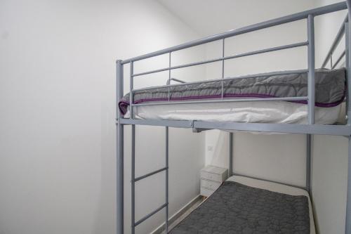 a bunk bed in a small room with a bunk bedscribed at Splendide Grand Appart Neuf in Albitreccia