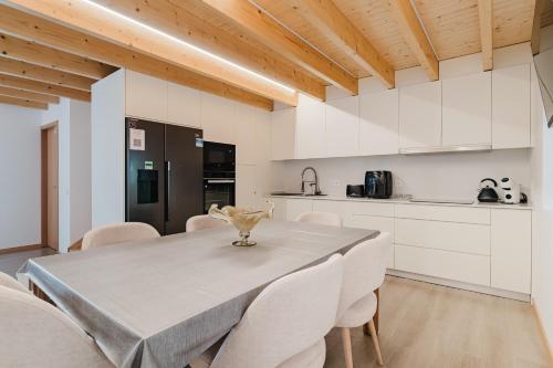 a kitchen and dining room with a table and chairs at Dunas e Abraços in Braga