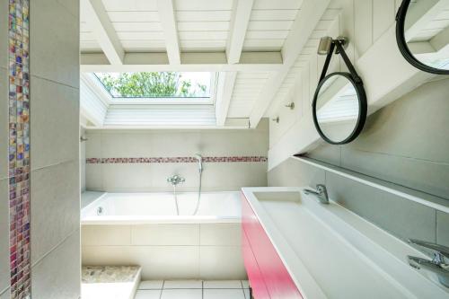 a bathroom with a bath tub and a window at Dune Lodge 1- Capbreton Hossegor - in Capbreton