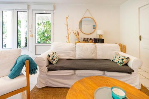 a living room with a white couch and a table at Dune Lodge 1- Capbreton Hossegor - in Capbreton