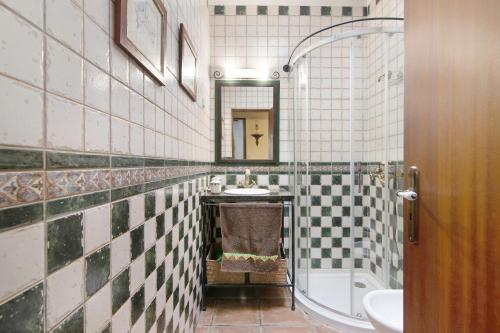a bathroom with a sink and a tub and a mirror at Casa Rústica in Silves