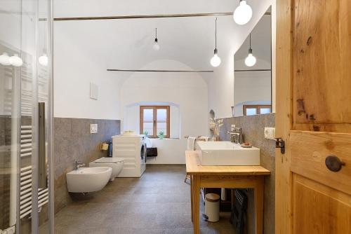 a bathroom with two sinks and two toilets at Alpin Chalet Samer Apt Bauernstube in Sarntal