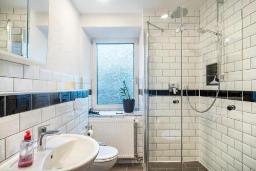 a bathroom with a shower and a sink and a toilet at Ferienwohnung Weingeist in Reil