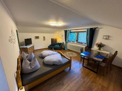 a living room with a bed and a table at Aschaubichl - Wohnung Narzisse in Grainau