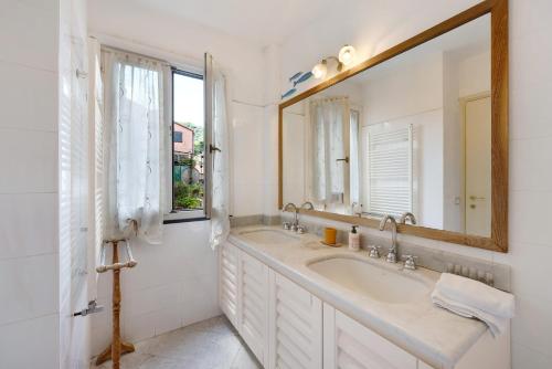 a bathroom with two sinks and a large mirror at Chéz Dede in Levanto