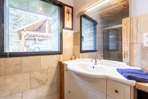 a bathroom with a sink and a window at Appartement Des Fontaines Albiez in Albiez-le-Jeune