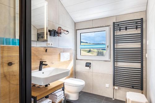 ein Badezimmer mit Waschbecken und Toilette in der Unterkunft Brosihof in Erlenbach