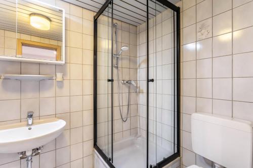 a bathroom with a shower and a sink at Haus Fürstenberg Komplett in Fürstenberg