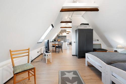 ein Schlafzimmer mit Bett und ein Esszimmer in der Unterkunft Room 24 in Behrendorf