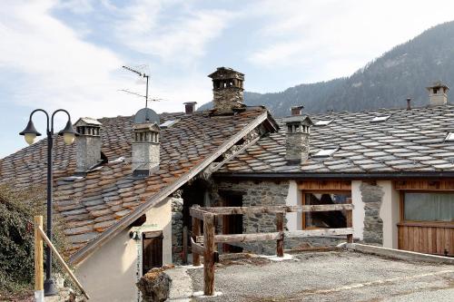 an old house with a shingled roof at Chez Margot Et Sophie in Torgnon
