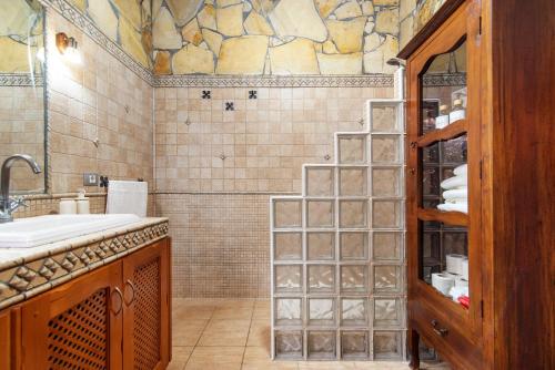 a bathroom with a sink and a shower at El patio canario in Firgas