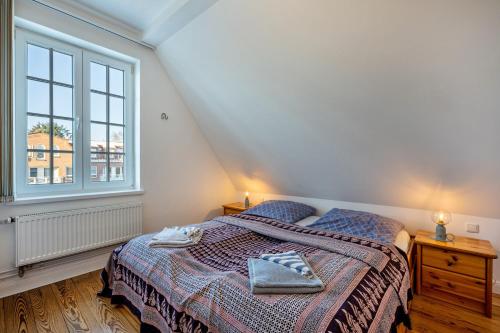 a bedroom with a bed and a window at Haus Übersee Wohnung Tonga in Travemünde