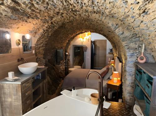 a bathroom with a sink and a bath tub at Maison D'hôtes Casa Ghjunca in Rapale
