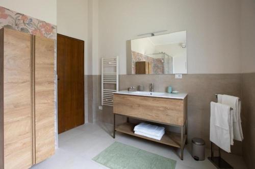 a bathroom with a sink and a mirror at La Ginestra Appartamenti e Camere in Mossa