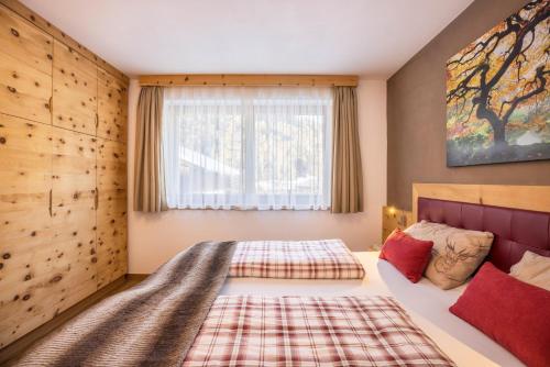 a bedroom with a bed and a window at Ciasa Rungg App Corones in San Vigilio Di Marebbe