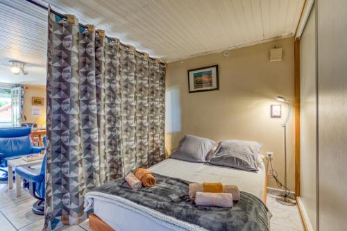a bedroom with a bed with towels on it at Location Fontaine de Sarac in Clermont-lʼHérault
