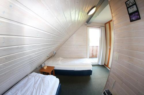 a room with two beds and a window at Ferienhaus 109 - Seepark Kirchheim in Kirchheim