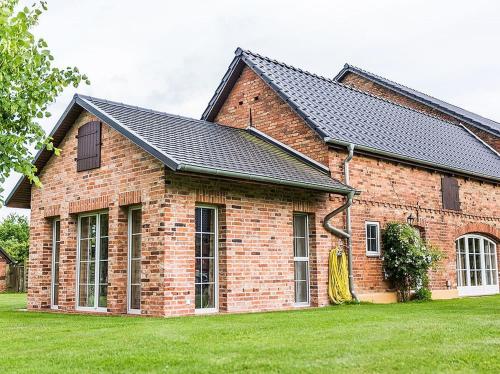 a brick house with a bunch of bananas on it at Ferienhaus Sükow in Perleberg