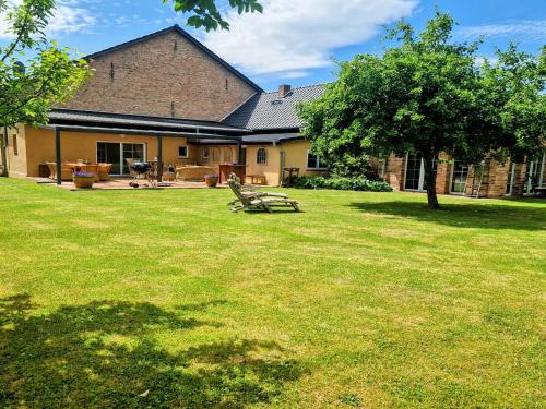 a house with a picnic table in a yard at Ferienhaus Sükow in Perleberg