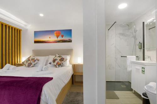 a hotel room with a bed and a shower at Litlle Zen House in Santana
