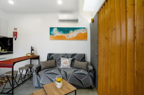 a living room with a couch and a table at Litlle Zen House in Santana