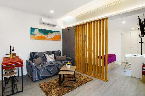 a living room with a couch and a table at Litlle Zen House in Santana