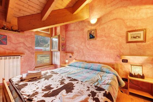 a bedroom with a large bed in a room at Casa Aliza - Duplex Alpino in Pieve di Bono