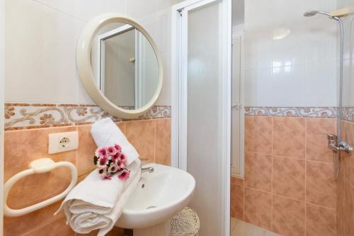 a bathroom with a sink and a mirror at Ático La Estrella in Tejina de Isora