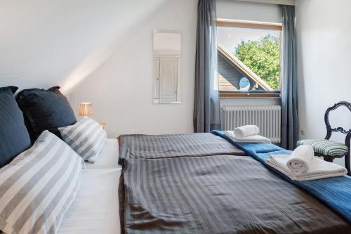 a bedroom with two beds and a window at Ferienwohnung Lisa in Behrensdorf