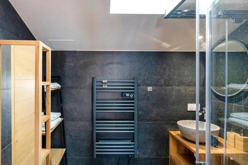 a bathroom with a shower and a sink at Escapade Tout Confort - Seignosse in Seignosse