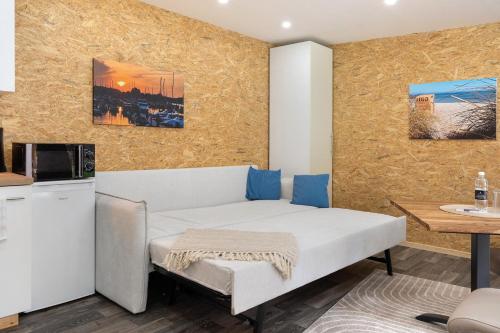 a small room with a bed and a table at Apartment am Seefischmarkt in Kiel