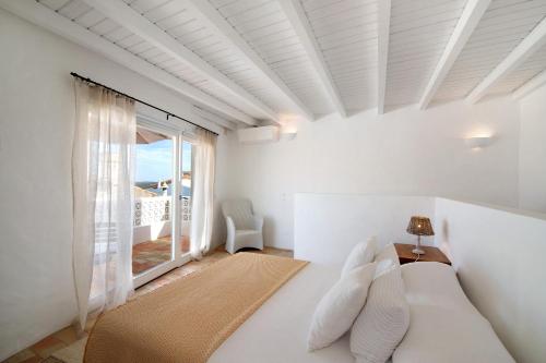 a bedroom with a bed and a large window at Casa de Benafim 51 in Benafim