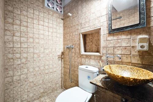 a bathroom with a sink and a toilet at Navila Estudio en la piscina in Ibiza Town